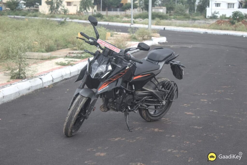 2026 KTM Duke 350 Photos – Duke 390 with 350cc Engine (Liquid Carbon Color)